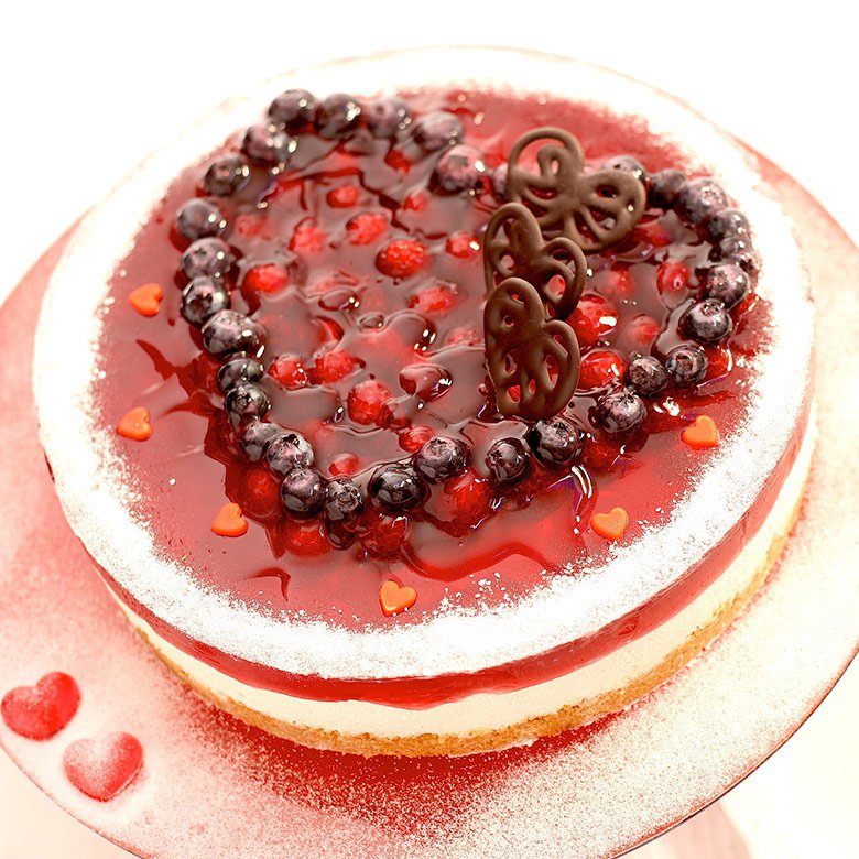 Ovocný dortík s velkým srdcem z malin