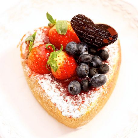 Heart-shaped fruit cheesecake