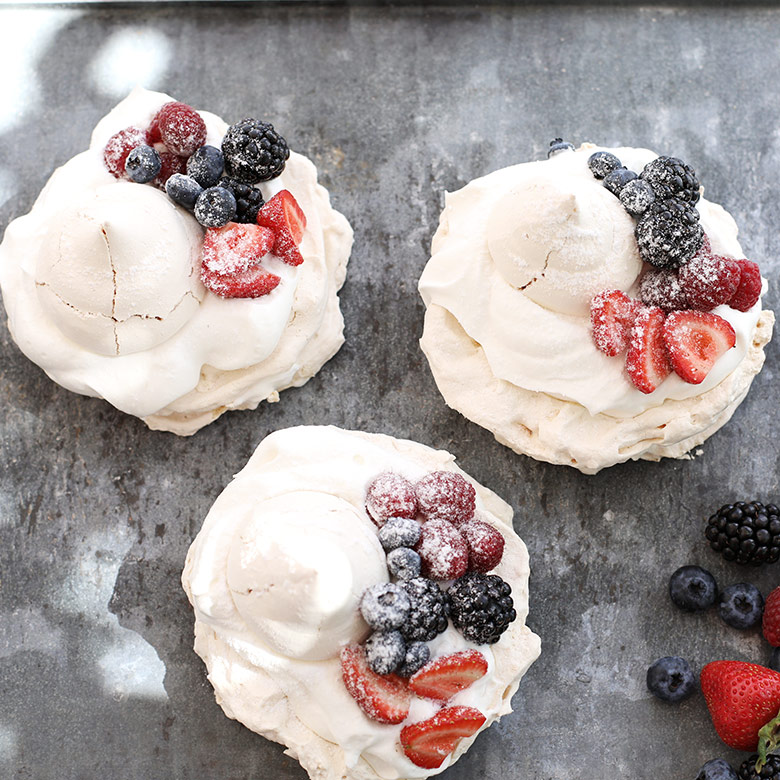 Pavlova dessert – seasonal fruit