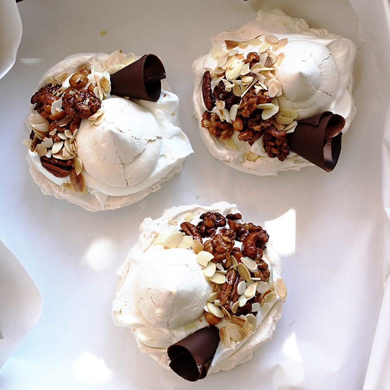 Pavlova dessert – nuts and caramel