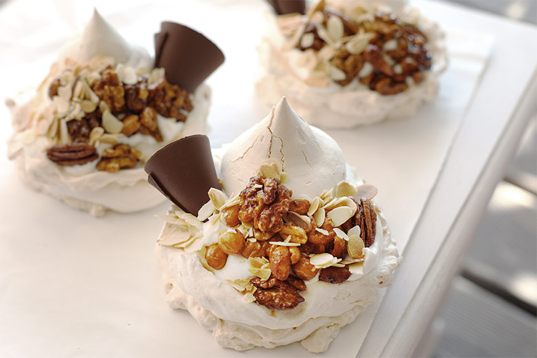 Pavlova dessert – nuts and caramel
